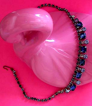 a beautiful vintage costume jewelry necklace unsigned