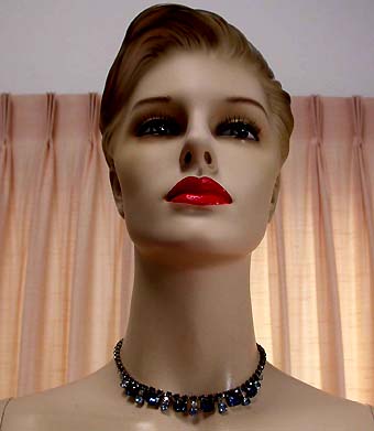 a beautiful vintage costume jewelry necklace unsigned