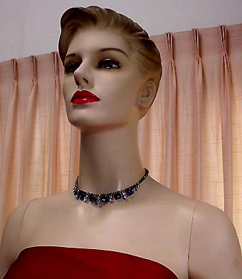 a beautiful vintage costume jewelry necklace unsigned