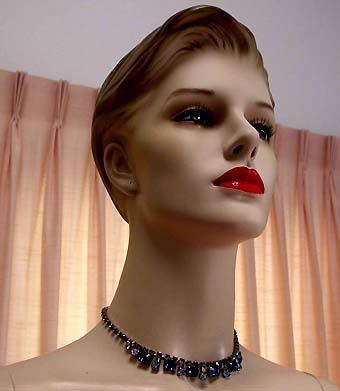 a beautiful vintage costume jewelry necklace unsigned