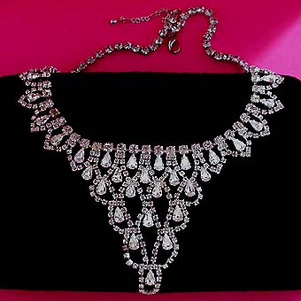 a beautiful vintage costume jewelry necklace unsigned