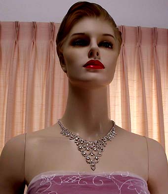 a beautiful vintage costume jewelry necklace unsigned