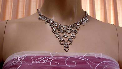 a beautiful vintage costume jewelry necklace unsigned