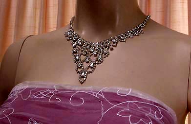 a beautiful vintage costume jewelry necklace unsigned