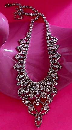 a beautiful vintage costume jewelry necklace unsigned