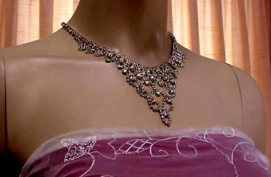 a beautiful vintage costume jewelry necklace unsigned