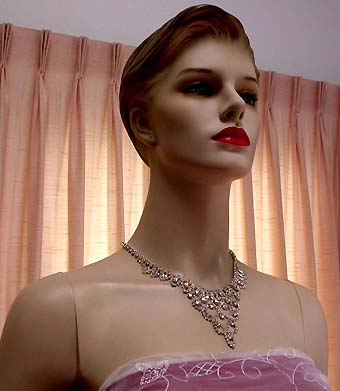 a beautiful vintage costume jewelry necklace unsigned