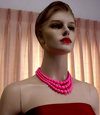a beautiful vintage costume jewelry necklace unsigned