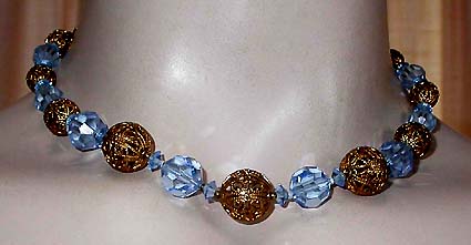 a beautiful vintage costume jewelry necklace unsigned