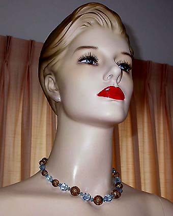 a beautiful vintage costume jewelry necklace unsigned