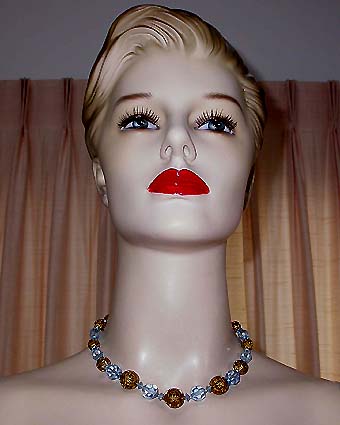 a beautiful vintage costume jewelry necklace unsigned