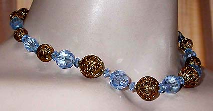 a beautiful vintage costume jewelry necklace unsigned