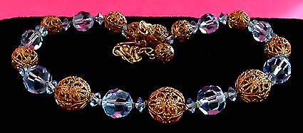 a beautiful vintage costume jewelry necklace unsigned
