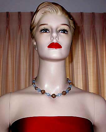 a beautiful vintage costume jewelry necklace unsigned