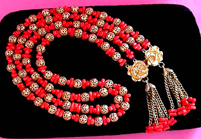a beautiful vintage costume jewelry necklace unsigned