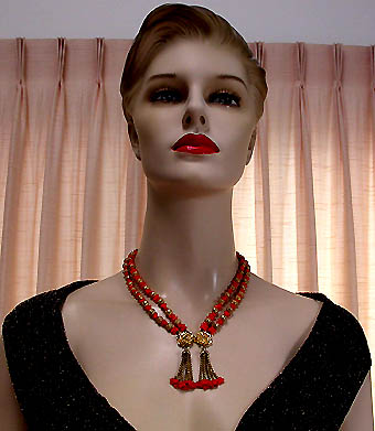 a beautiful vintage costume jewelry necklace unsigned