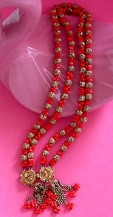 a beautiful vintage costume jewelry necklace unsigned