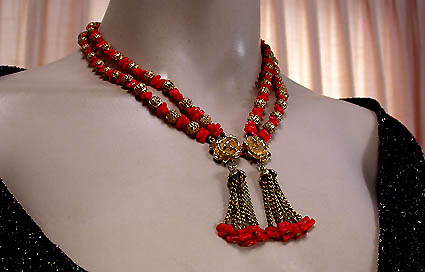 a beautiful vintage costume jewelry necklace unsigned