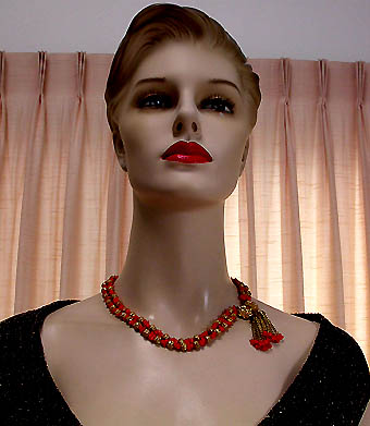 a beautiful vintage costume jewelry necklace unsigned