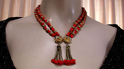 a beautiful vintage costume jewelry necklace unsigned