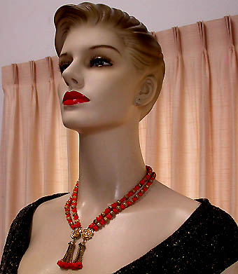 a beautiful vintage costume jewelry necklace unsigned