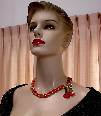 a beautiful vintage costume jewelry necklace unsigned