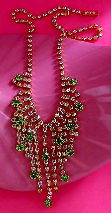 a beautiful vintage costume jewelry necklace unsigned