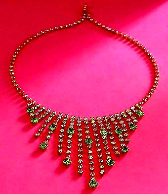 a beautiful vintage costume jewelry necklace unsigned