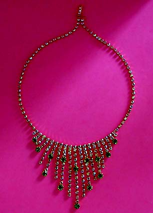 a beautiful vintage costume jewelry necklace unsigned