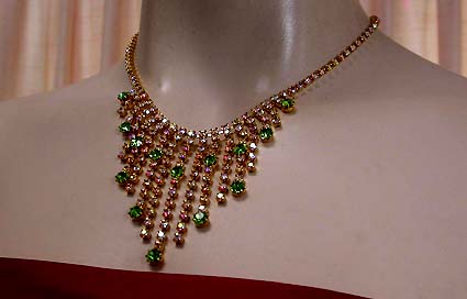 a beautiful vintage costume jewelry necklace unsigned