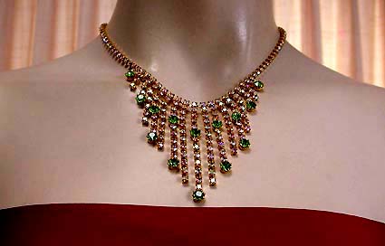 a beautiful vintage costume jewelry necklace unsigned
