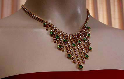 a beautiful vintage costume jewelry necklace unsigned