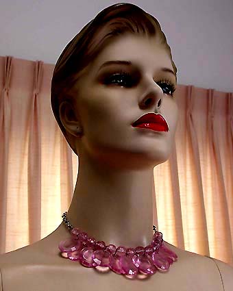 a beautiful vintage costume jewelry necklace unsigned