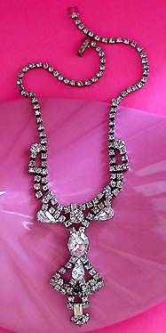 a beautiful vintage costume jewelry necklace unsigned