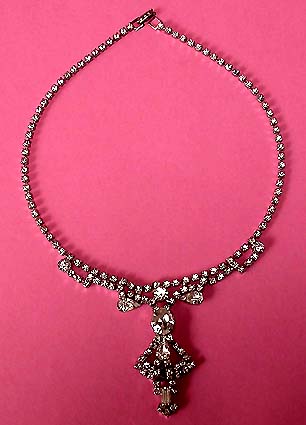 a beautiful vintage costume jewelry necklace unsigned