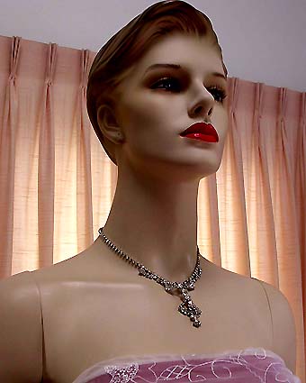 a beautiful vintage costume jewelry necklace unsigned