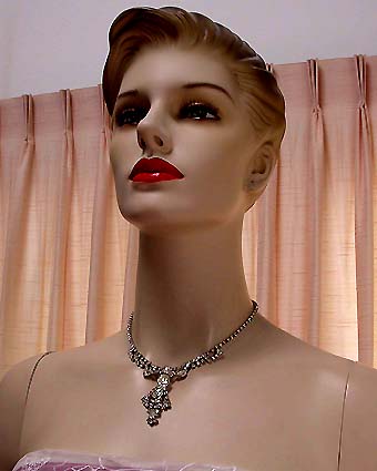 a beautiful vintage costume jewelry necklace unsigned
