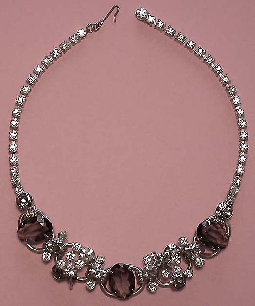 a beautiful vintage costume jewelry necklace unsigned