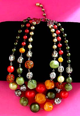 a beautiful vintage costume jewelry necklace unsigned