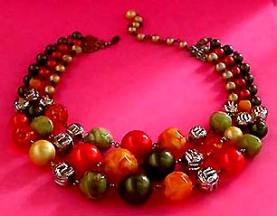 a beautiful vintage costume jewelry necklace unsigned