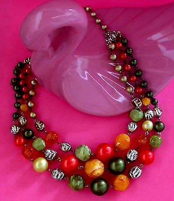 a beautiful vintage costume jewelry necklace unsigned