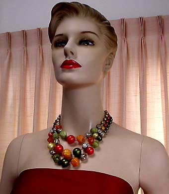 a beautiful vintage costume jewelry necklace unsigned