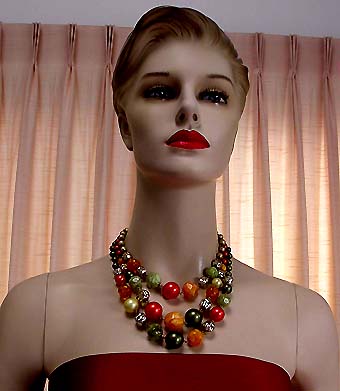 a beautiful vintage costume jewelry necklace unsigned