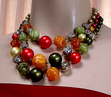 a beautiful vintage costume jewelry necklace unsigned