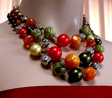 a beautiful vintage costume jewelry necklace unsigned
