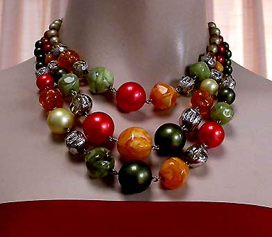 a beautiful vintage costume jewelry necklace unsigned
