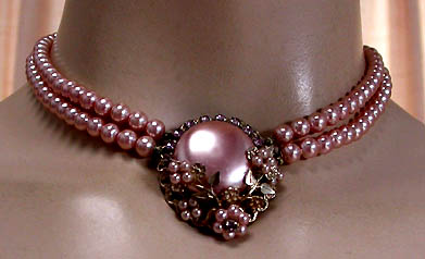 a beautiful vintage costume jewelry necklace unsigned