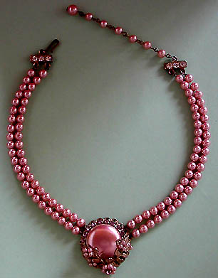 a beautiful vintage costume jewelry necklace unsigned