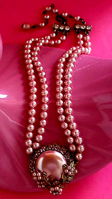 a beautiful vintage costume jewelry necklace unsigned
