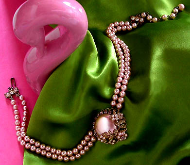 a beautiful vintage costume jewelry necklace unsigned